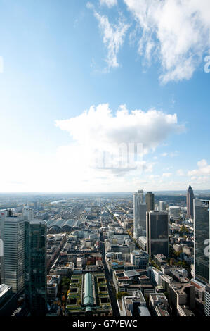 Blick auf Frankfurt Central Station und der Wolkenkratzer im Bankenviertel von Maintower, Frankfurt Am Main aus gesehen Stockfoto