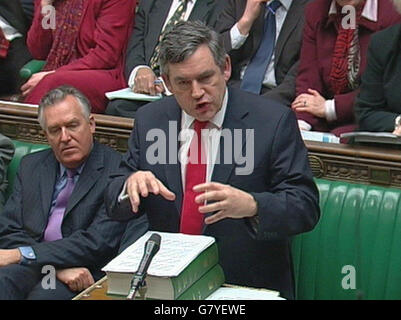 Großbritanniens Schatzkanzler Gordon Brown hält seine Haushaltsrede. Stockfoto