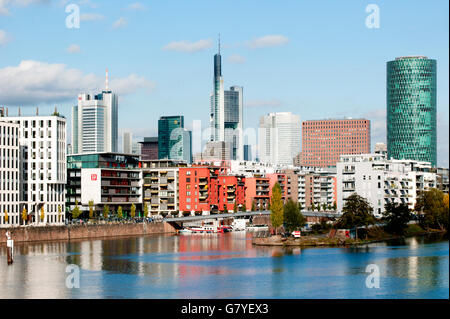 Ansicht von Wohnhäusern im Westhafen Hafen und Wolkenkratzer im Finanzviertel, Frankfurt Am Main, Hessen Stockfoto
