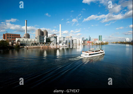 Ansicht des Frankfurter Westhafen Hafen, einem Ausflugsschiff auf der Main und Wolkenkratzer, Frankfurt Am Main, Hessen Stockfoto