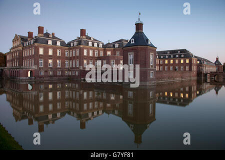 Schloss Nordkirchen Grabenlöffel Burg in der Abenddämmerung, Versailles von Westfalen, Nordkirchen, Kreis Coesfeld, Münsterland Stockfoto