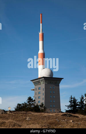 Brockenherberge Hostel und ein Antennenmast auf dem Gipfelplateau, Brocken Berg, Nationalpark Harz, Sachsen-Anhalt Stockfoto