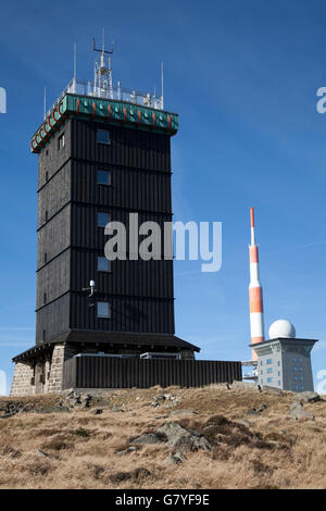 Wetterstation, Brockenherberge Hostel und ein Antennenmast auf den Gipfel Brocken Berg-Plateau Harz National Park Stockfoto