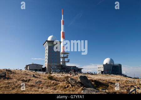 Brockenhaus, Gebäude, Brockenherberge Hostel und ein Antennenmast auf dem Gipfelplateau, Brocken Mountain Nationalpark Harz Stockfoto