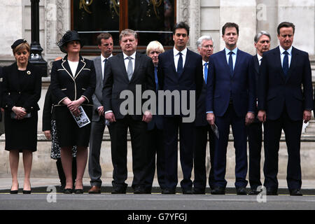 (Vorne links-rechts) Schottlands erster Minister Nicola Sturgeon, der nordirische Politiker Arlene Foster, der SNP-Vorsitzende im Unterhaus Angus Robertson, der Labour-Vorsitzende Ed Miliband, der Liberaldemokraten-Führer Nick Clegg, Premierminister David Cameron, (zweite Reihe, zweite Reihe links nach rechts) der Londoner Bürgermeister Boris Johnson, Verteidigungsminister Michael Fallon und Außenminister Philip Hammond nehmen am 70. Jahrestag des VE Day im Cenotaph in Whitehall, London, an einem Gedenkgottesdienst Teil. Stockfoto