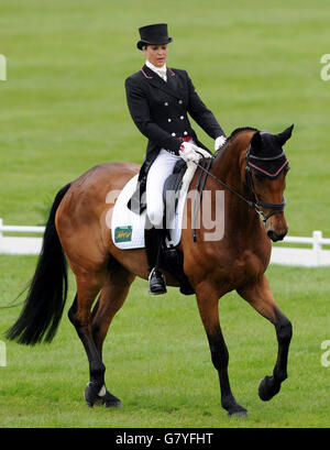 Reiten - Badminton Pferdetrials 2015 - Tag Drei - Badminton. Die britische Sarah Bullimore reitet Reve Du Rouet am dritten Tag der Badminton Horse Trials, Badminton. Stockfoto