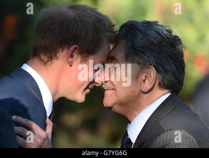 Prinz Harry (links) erhält einen traditionellen Maori-Gruß namens Hongi von Kaumatua (Stammesälterer der Maori) Lewis Moeau während einer Begrüßungszeremonie im Government House in Wellington während seiner Neuseelandreise. Stockfoto