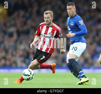 Evertons Ross Barkley (rechts) und Sunderlands Sebastian Larsson in Aktion Stockfoto