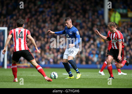 Evertons Ross Barkley im Einsatz mit Jordi Gomez (links) und Lee Cattermole (rechts) von Sunderland während des Spiels der Barclays Premier League im Goodison Park, Liverpool. DRÜCKEN SIE VERBANDSFOTO. Bilddatum: Samstag, 9. Mai 2015. Siehe PA Geschichte FUSSBALL Everton. Bildnachweis sollte lauten: Peter Byrne/PA Wire. Stockfoto