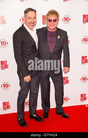 Sir Elton John und sein Mann David Furnish (links) kommen im Victoria Palace Theatre, London an, als Billy Elliot, das Musical, 10 Jahre im West End feiert. Stockfoto