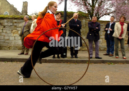 Ellen Brogan, eine Queens Scholar an der Kings School Ely in Cambridgeshire, nimmt Teil. Die Hoop Trundle erinnert an die Neugründung der Schule durch König Henry V111 im Jahr 1541. Nachdem er das Ely-Kloster aufgelöst hatte, das jahrhundertelang Kinder erzogen hatte, gab er der Schule seine erste königliche Urkunde und gründete die 12 königlichen Gelehrten (Jungen). Eines der Privilegien, die er ihnen erlaubte, war das Spielen von Spielen, darunter das Kegeln von Reifen, in den Dombezirken. Stockfoto