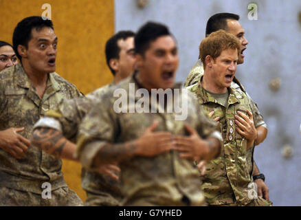 Prinz Harry nimmt an einem Haka - dem traditionellen Ahnenkrieg oder Herausforderung der Maori - im Linton Military Camp, nahe Palmerston North, Teil, auf der neuesten Etappe seiner Neuseeland-Tour. Stockfoto