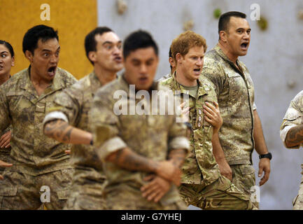 Prinz Harry nimmt an einem Haka - dem traditionellen Ahnenkrieg oder Herausforderung der Maori - im Linton Military Camp, nahe Palmerston North, Teil, auf der neuesten Etappe seiner Neuseeland-Tour. Stockfoto