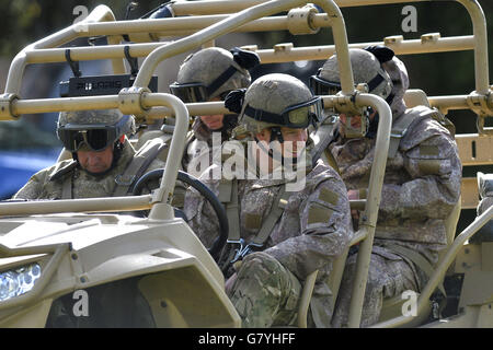 Prinz Harry fährt ein Geländefahrzeug während eines Besuchs im Linton Military Camp in der Nähe von Palmerston North, auf der neuesten Etappe seiner Neuseelandreise. Stockfoto