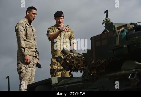 Prinz Harry inspiziert während eines Besuchs im Militärlager Linton in der Nähe von Palmerston North auf der letzten Etappe seiner Neuseelandreise ein leicht gepanzertes Fahrzeug. Stockfoto