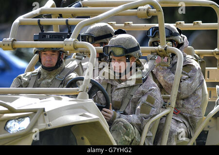 Prinz Harry fährt ein Geländefahrzeug während eines Besuchs im Linton Military Camp in der Nähe von Palmerston North, auf der neuesten Etappe seiner Neuseelandreise. Stockfoto