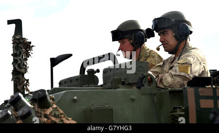 Prinz Harry (am weitesten von der Kamera entfernt) fährt in einem leichten gepanzerten Fahrzeug während eines Besuchs im Militärlager Linton, nahe Palmerston North, auf der letzten Etappe seiner Neuseelandreise. Stockfoto