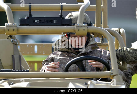 Prinz Harry fährt ein Geländefahrzeug während eines Besuchs im Linton Military Camp in der Nähe von Palmerston North, auf der neuesten Etappe seiner Neuseelandreise. Stockfoto