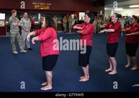 Prinz Harry trifft Tänzer der Kairanga Group bei einem Besuch der Linton Military Base in Palmerston, Nordneuseeland, auf der letzten Etappe seiner Neuseeland-Tournee. Stockfoto