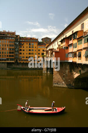 Boot auf dem Fluss Arno in Florenz, Italien, unterqueren die Ponte Vecchio. Stockfoto