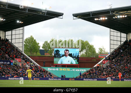 Stoke City zeigt ein Bild von Jimmy Greaves in einem Tottenham Hotspur Shirt auf einer großen Leinwand in der Britannia Stadion Stockfoto