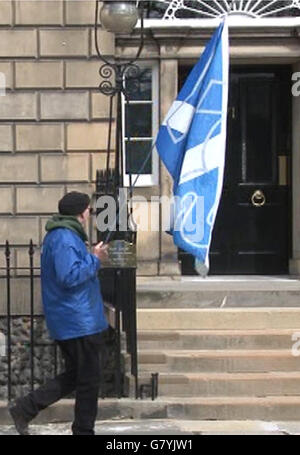 Ein Ja-Unterstützer vor dem Bute House in Edinburgh, wo Premierminister David Cameron mit dem schottischen Ersten Minister Nicola Sturgeon zusammentraf. Stockfoto