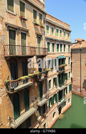 Mehrgeschossige Wohnhäuser in Venedig, Kanal Rio di Santa Maria Formosa. Stockfoto