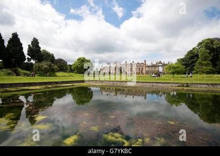 Newstead Abbey spiegelt sich in der Adler-Teich in den Gärten, Nottinghamshire, England UK Stockfoto