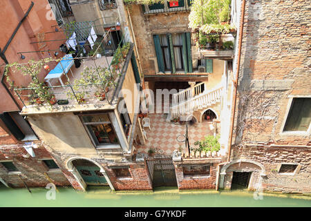 Venezianischen Hof am Kanal Rio di Santa Maria Formosa. Stockfoto