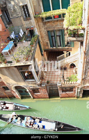 Gondeln venezianischen Hof überqueren. Kanal Rio di Santa Maria Formosa. Stockfoto