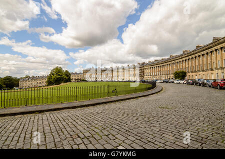 Bath, Großbritannien - 15. August 2015: Die berühmten Royal Crescent Gebäude im Bad. Sonniger Tag mit blauem Himmel und weißen Wolken. Stockfoto