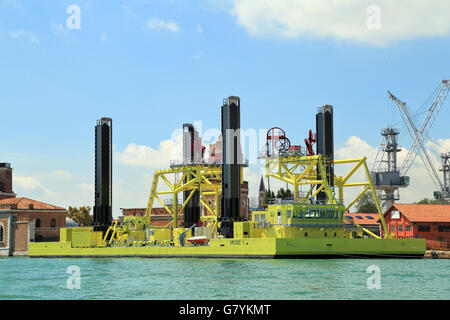 Venedig Mose 1, Hubschiff für die Installation der Hochwasser-Schutz-Tore, Liegeplatz am Arsenale, Castello. Stockfoto