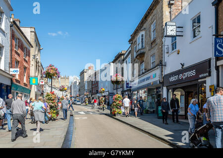 Wells, UK - 15. August 2015: High Street. Einkaufsstraße in der Innenstadt. Wells ist eine Cathedral City in Somerset. Stockfoto