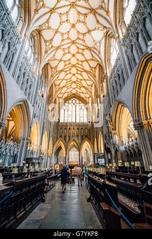 Wells, UK - 15. August 2015: Innenraum der Kathedrale von Wells. Es ist eine anglikanische Kathedrale St Andrew der Apostel gewidmet Stockfoto