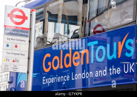 London Tourbus, St. Pauls Kathedrale Haltestelle London, England Stockfoto