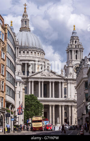 St. Pauls Cathedral gesehen von Ludgate Hill, London, England Stockfoto