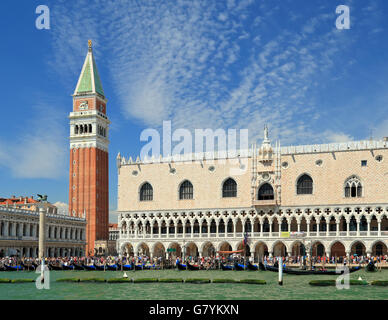 Glockenturm Campanile und Palazzo Ducale (Dogenpalast), San Marco, Venedig, Italien. Stockfoto