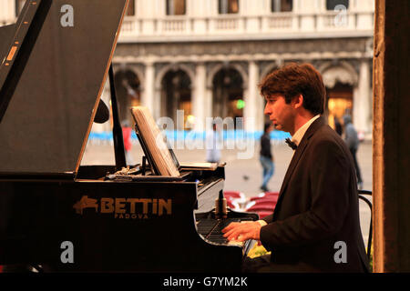 Orchester des Gran Caffè Quadri. Piazza San Marco / St. Markus-Platz / Markusplatz, Venedig. Stockfoto