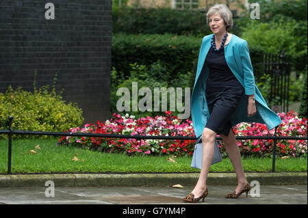 Home Secretary Theresa aufgerissen Mai Ankunft für eine Kabinettssitzung in der Downing Street, London, als Boris Johnson brach in einem Versuch zu starten, Tory Wundheilung decken von der bitteren Referendum-Schlacht. Stockfoto