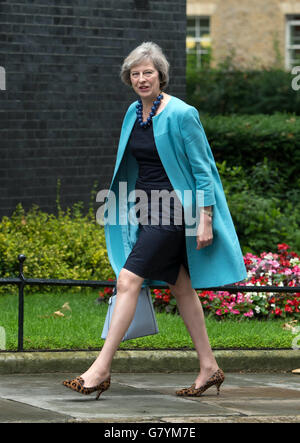 Home Secretary Theresa aufgerissen Mai Ankunft für eine Kabinettssitzung in der Downing Street, London, als Boris Johnson brach in einem Versuch zu starten, Tory Wundheilung decken von der bitteren Referendum-Schlacht. Stockfoto