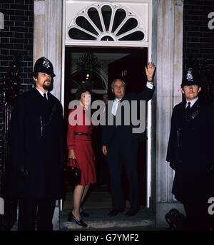 Harold Wilson, der sicher Premierminister bleiben wird, winkt der Menge zu, als er mit seiner Frau Mary in die Downing Street Nr. 10 zurückkehrt. Stockfoto