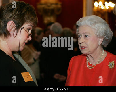 Queen Elizabeth II trifft Radiomoderatorin Jenni Murray (rechts). Stockfoto