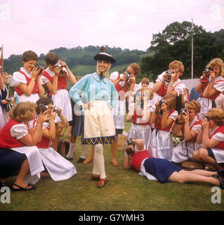 Mädchen mit Kameras sind Sängerinnen von 'Viva Melodia', Vlaardingen, Niederlande. Sie fotografieren Maria Alice Mendez, vom Coral do Ribatejo Santarem, Portugal. Stockfoto