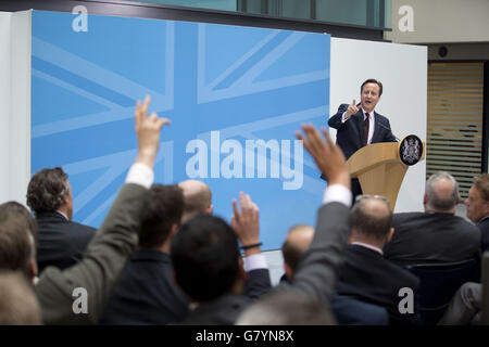 Premierminister David Cameron beantwortet Fragen von Journalisten, nachdem er im Londoner Innenministerium eine Rede zur Einwanderung gehalten hat. Stockfoto