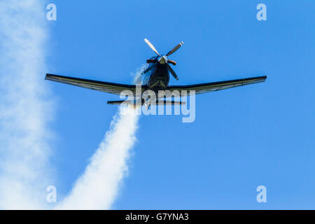 Akrobatische militärische Turboprop Flugzeuge fliegen Formation im blauen Himmel. Stockfoto