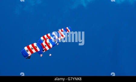 CORNWALL, ENGLAND, UK - Juni 10,2016: RAF Falken Fallschirm-Team bei Royal Cornwall Stockfoto