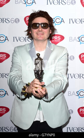 Nicky Wire von den Manic Street Preachers mit ihrem Inspiration Award bei den 60. Jährlichen Ivor Novello Awards im Grosvenor House in London. Stockfoto