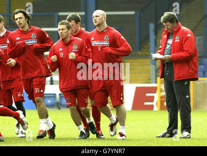 Der von Wales (von links nach rechts) stammende Simon Davies, Craig Bellamy und John Hartson joggen vor dem WM-Qualifikationsspiel gegen Österreich in Wien an Manager John Toshack (rechts) vorbei. Stockfoto