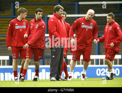 Wales' (von links nach rechts) Rob Edwards, Mark Delaney, John Hartson und Craig Bellamy wärmen sich gegen den Manager John Toshack (Mitte) vor ihrem WM-Qualifikationsspiel gegen Österreich in Wien auf. Stockfoto