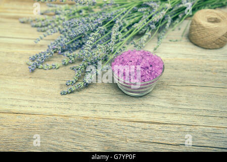 Lavendel und Meersalz auf Holzbrettern. Still-Leben. Getönten Foto. Stockfoto
